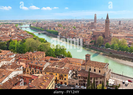 Luftbild auf Verona und Adige Fluß an sonnigen Tag, Italien Stockfoto