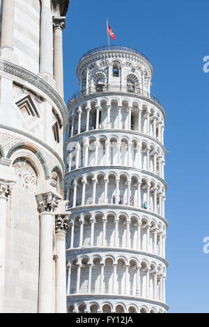 Blick auf den schiefen Turm von "Piazza dei Miracoli" mit sichtbaren in der linken ein Stück des Baptisteriums. Stockfoto