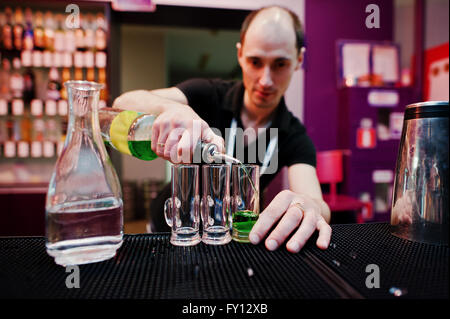 Barmann Vorbereitung grüne mexikanische cocktail Drink an der bar Stockfoto