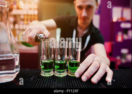 Barmann Vorbereitung grüne mexikanische cocktail Drink an der bar Stockfoto