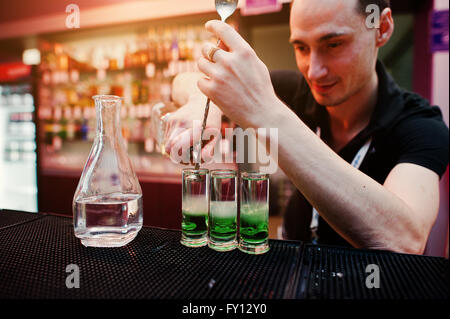 Barmann Vorbereitung grüne mexikanische cocktail Drink an der bar Stockfoto