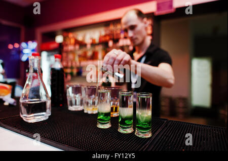 Barmann Vorbereitung grüne mexikanische cocktail Drink an der bar Stockfoto