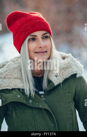 Nahaufnahme junge Frau wegschauen im winter Stockfoto