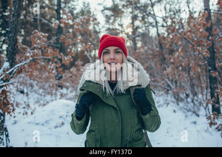 Junge Frau trägt stricken Hut und Jacke und wegsehen Stockfoto