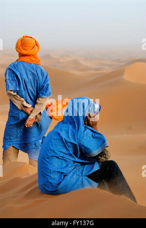 Marokkanische Männer gekleidet in traditioneller Kleidung entspannen am Erg Chebbi Wüste, Marokko Stockfoto