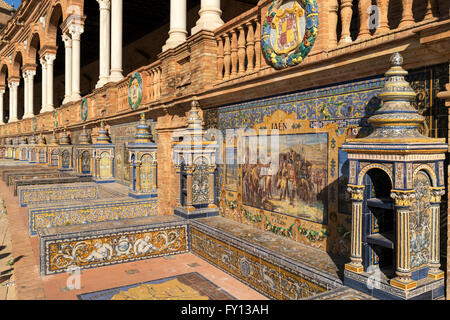 Antike Keramik, Wandfliesen, Provinzen und Städte von Jaen, Placa de Espana, Spanien, spanische Platz, Sevilla, Andalus darstellt Stockfoto