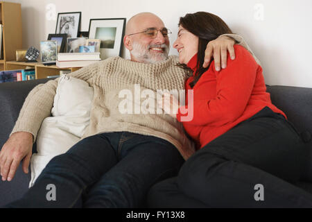 Lächelnd, älteres Paar entspannt zu Hause auf sofa Stockfoto