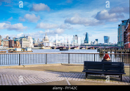 Touristen sitzen auf einer Bank bewundern iconic London Blick von der South Bank der Themse Stockfoto