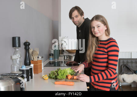 Porträt von Vater und Tochter Hacken Gemüse am Küchentisch Stockfoto