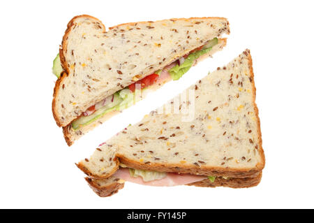 Schinken-Salat-Sandwich in Soja und Leinsamen Brot isoliert gegen weiß Stockfoto
