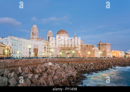 Stadtbild von Cadiz, barocke Kathedrale, Paseo Campo del Sur, Dämmerung, Andalusien, Spanien Stockfoto
