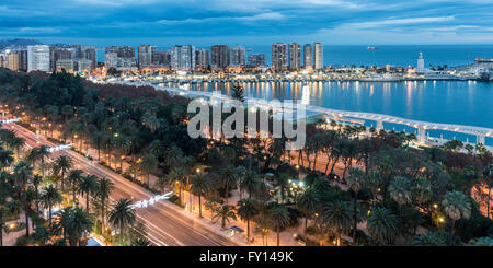 Panorama-Blick vom AC Hotel Malaga Palacio, Promenade, Paseo Parque, Leuchtturm, Malaga Andalusien, Spanien Stockfoto