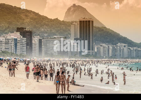 Strand der Copacabana, Rio De Janeiro, Brasilien, Südamerika Zuckerhut Pão de Açúcar Stockfoto