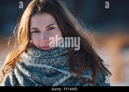Close-up Portrait von junge schöne Frau, die im Freien stehen Stockfoto