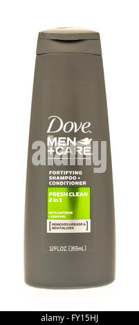 Winneconni, WI - 27. Juli 2015: eine Flasche von Dove Men + Care 2 in 1 Shampoo und Conditioner. Stockfoto