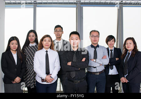 Profis stehen zusammen wie ein Business-Team im Büro Stockfoto