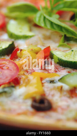 Vegetarische Pizza mit frischem Basilikum Stockfoto