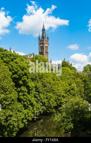 Der University of Glasgow mit dem Fluss Kelvin darunter ausgeführt, Kelvingrove Park an einem sonnigen Sommertag entnommen Stockfoto