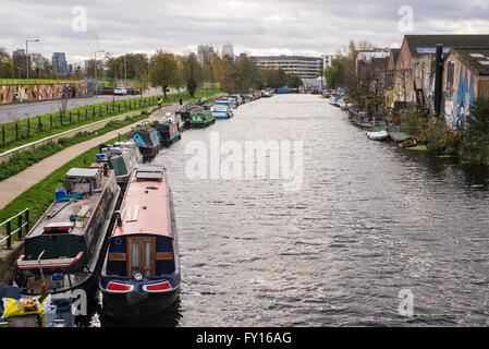 Blick auf den Regent-Kanal mit Kanalbooten, die zu Häusern umgebaut wurden, und Fußweg an der Seite Stockfoto