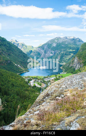 Große Kreuzfahrt Schiff in einem norwegischen Fjord von Bergen und einem grünen Tal mit Dorf umgeben Stockfoto