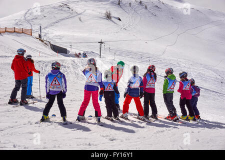 Ski Schule Kindergruppe mit Instruktor. Aufnahme in Alpbach, Tirol, Österreich. Stockfoto