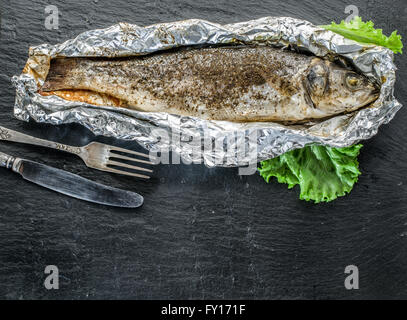 Gegrillter Wolfsbarsch Fisch auf der grauen Tabelle. Stockfoto