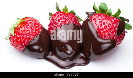 Drei Erdbeeren in Schokolade-Fondue auf einem weißen Hintergrund. Stockfoto