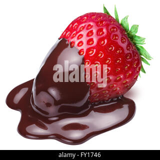 Erdbeere getaucht in Schokoladen-Fondue auf weißem Hintergrund. Stockfoto