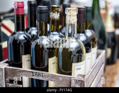 Alte Weinflaschen in einer Holzkiste. Stockfoto