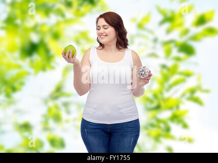 plus Size Frau Wahl Apfel oder Donut glücklich Stockfoto