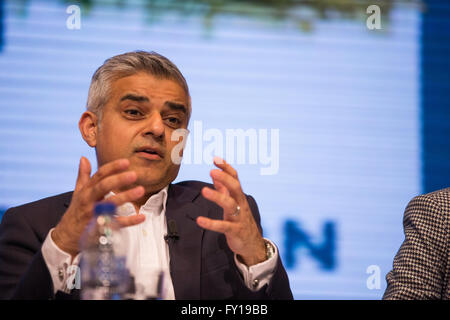 London, UK. 19. April 2016. Sadiq Khan, Labour-Partei Anwärter, befasst sich mit der London bürgermeisterliche Kirche bedrängt in Kensington-Tempel in Notting Hill. Bildnachweis: Mark Kerrison/Alamy Live-Nachrichten Stockfoto