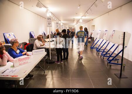 New York, USA. 19. April 2016. Wähler check-in auf der Website des Brooklyn Museum Umfrage in Brooklyn, New York, USA, 19. April 2016. New York Präsidentenprimär startete am Dienstag. Demokratischen Kandidaten Hillary Clinton und Bernie Sanders, kämpfen republikanische Kandidaten Donald Trump und Ted Cruz die 291 demokratischen Delegierten und 95 republikanischen Delegierten bzw. zu holen. Bildnachweis: Li Changxiang/Xinhua/Alamy Live-Nachrichten Stockfoto