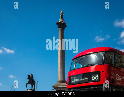 Greenpeace-Aktivisten aufsetzen eine Gasmaske Nelsonsäule in Trafalgar Square um Verschmutzung Protest zu markieren. Stockfoto