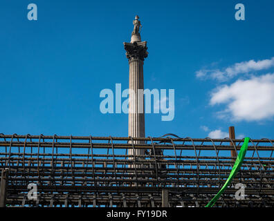 Greenpeace-Aktivisten aufsetzen eine Gasmaske Nelsonsäule in Trafalgar Square um Verschmutzung Protest zu markieren. Stockfoto