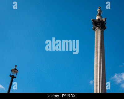 Greenpeace-Aktivisten aufsetzen eine Gasmaske Nelsonsäule in Trafalgar Square um Verschmutzung Protest zu markieren. Stockfoto