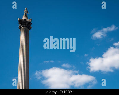 Greenpeace-Aktivisten aufsetzen eine Gasmaske Nelsonsäule in Trafalgar Square um Verschmutzung Protest zu markieren. Stockfoto