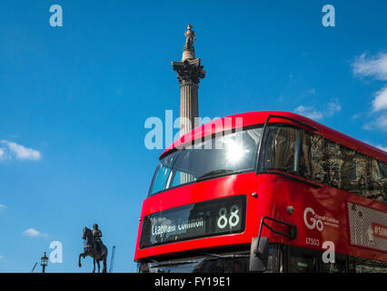 Greenpeace-Aktivisten aufsetzen eine Gasmaske Nelsonsäule in Trafalgar Square um Verschmutzung Protest zu markieren. Stockfoto