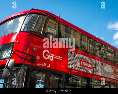 Greenpeace-Aktivisten aufsetzen eine Gasmaske Nelsonsäule in Trafalgar Square um Verschmutzung Protest zu markieren. Stockfoto