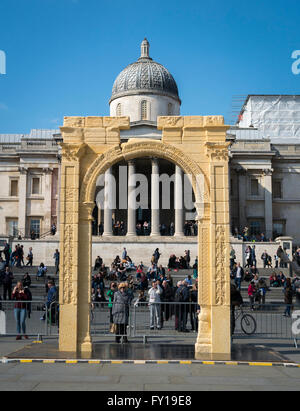 Eine Replik des Palmyra "Arch of Triumph" made in Italy von ägyptischen Marmor und steht 6 m wird vorgestellt auf dem Trafalgar Square Stockfoto