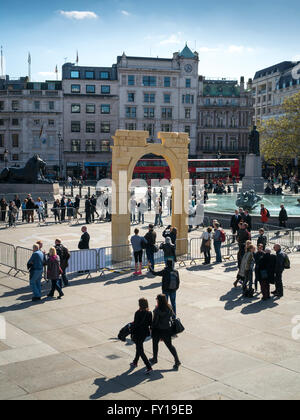 Eine Replik des Palmyra "Arch of Triumph" made in Italy von ägyptischen Marmor und steht 6 m wird vorgestellt auf dem Trafalgar Square Stockfoto