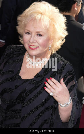 DORIS ROBERTS (geboren Doris kann grün; 4. November 1925 - 17. April 2016) war eine US-amerikanische Schauspielerin. Während ihrer Schauspielkarriere im Jahr 1951 begann erhielt sie fünf Emmy Awards und einen Screen Actors Guild Award. Sie war vielleicht am besten bekannt für ihre Rolle in der 1996 – 2005-Sitcom "Everybody Loves Raymond". Bild: Sep 21, 2003 - Los Angeles, Kalifornien, US - Schauspieler DORIS ROBERTS Ankunft in der 55. Annual Primetime Emmy Awards im Shrine Auditorium statt. © Paul Fenton/ZUMA Draht/Alamy Live-Nachrichten Stockfoto