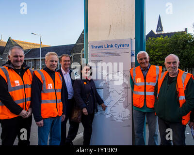 Aberystwyth, Großbritannien. 19. April 2016. Liberaler Demokrat Führer TIM FARRON MP Besuche Aberystwyth. TIM FARRON MP und ELIZABETH EVANS die Kandidat für die walisische ihre Unterstützung anbieten und Treffen mit Mitgliedern des Arbeitskreises TRAWS LINK CYMRU, die kämpfen der Wiedereröffnung der Nord/Süd-Aberystwyth, Carmarthen Bahnlinie. Bildnachweis: Veteran Fotografie/Alamy Live-Nachrichten Stockfoto