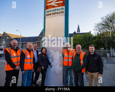 Aberystwyth, Großbritannien. 19. April 2016. Liberaler Demokrat Führer TIM FARRON MP Besuche Aberystwyth. TIM FARRON MP und ELIZABETH EVANS die Kandidat für die walisische ihre Unterstützung anbieten und Treffen mit Mitgliedern des Arbeitskreises TRAWS LINK CYMRU, die kämpfen der Wiedereröffnung der Nord/Süd-Aberystwyth, Carmarthen Bahnlinie. Bildnachweis: Veteran Fotografie/Alamy Live-Nachrichten Stockfoto