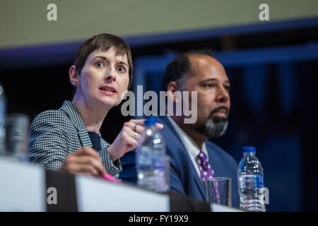 London, UK. 19. April 2016. Caroline Pidgeon, Kandidat der Liberal Democrats, befasst sich mit der London bürgermeisterliche Kirche bedrängt in Kensington-Tempel in Notting Hill. Bildnachweis: Mark Kerrison/Alamy Live-Nachrichten Stockfoto