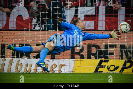 München, Deutschland. 19. April 2016. Manuel Neuer von FC Bayern München tritt während der DFB-Pokal-Halbfinale gegen Werder Bremen in München, 19. April 2016. Bayern München gewann mit 2: 0 und bis ins Finale. Bildnachweis: Philippe Ruiz/Xinhua/Alamy Live-Nachrichten Stockfoto