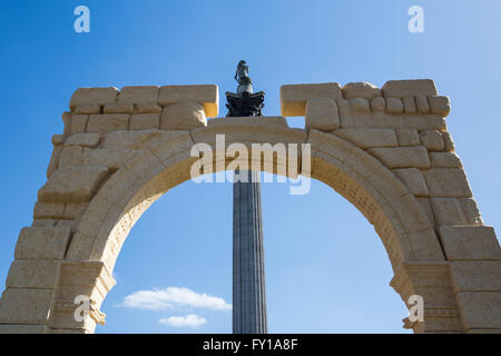 London, UK. 19. April 2016. Eine zwei-Drittel-Modell Nachbau von den zwei Jahrtausende alten Arc de Triomphe in Palmyra, Syrien, wurde auf dem Trafalgar Square errichtet. Es besteht aus ägyptischen Marmor und wurde produziert von dem Institut für digitale Archäologie in Oxford. Das Original wurde von Daesh in Syrien zerstört. Bildnachweis: Mark Kerrison/Alamy Live-Nachrichten Stockfoto