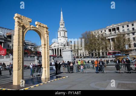 London, UK. 19. April 2016. Eine zwei-Drittel-Modell Nachbau von den zwei Jahrtausende alten Arc de Triomphe in Palmyra, Syrien, wurde auf dem Trafalgar Square errichtet. Es besteht aus ägyptischen Marmor und wurde produziert von dem Institut für digitale Archäologie in Oxford. Das Original wurde von Daesh in Syrien zerstört. Bildnachweis: Mark Kerrison/Alamy Live-Nachrichten Stockfoto