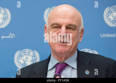 New York, Vereinigte Staaten von Amerika. 19. April 2016. David Nabarro reagiert auf ein erinnern an die Presse. Selwin Hart, Direktor des Generalsekretärs Climate Change Support Team und Dr. David Nabarro, Sonderberater für Agenda 2030 für nachhaltige Entwicklung, Pressekonferenz eine im UN-Hauptquartier, die bevorstehende globale Klima Abkommen Unterzeichnung Zeremonie (22. April) zu diskutieren und die Mechanismen ihrer Umsetzung detail. Bildnachweis: Albin Lohr-Jones/Pacific Press/Alamy Live-Nachrichten Stockfoto