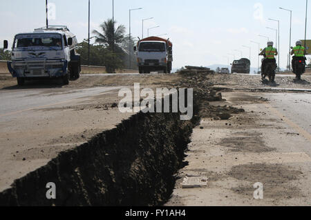 (160420)--wird auf einer Straße in Bahia de Caraquez, Provinz Manabi Ecuador, MANABI (ECUADOR), 20. April 2016 (Xinhua)--ein Riss durch das Erdbeben verursachten am 19. April 2016 gesehen. Auf 480 bis Dienstag Morgen, erklärte die Regierung die Zahl der Todesopfer von Samstag Erdbeben im Norden Ecuadors gestiegen. (Xinhua/Rafael Rodriguez) Stockfoto