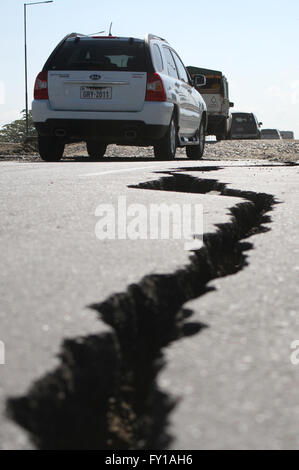 (160420)--wird auf einer Straße in Bahia de Caraquez, Provinz Manabi Ecuador, MANABI (ECUADOR), 20. April 2016 (Xinhua)--ein Riss durch das Erdbeben verursachten am 19. April 2016 gesehen. Auf 480 bis Dienstag Morgen, erklärte die Regierung die Zahl der Todesopfer von Samstag Erdbeben im Norden Ecuadors gestiegen. (Xinhua/Rafael Rodriguez) Stockfoto
